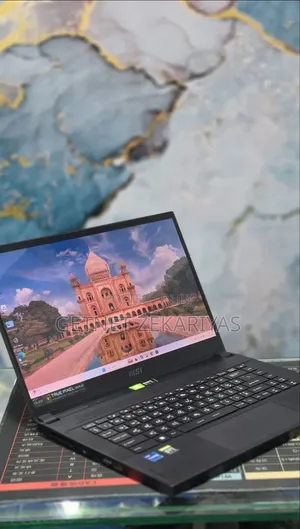New Laptop MSI Creator 17 B11UE-224 32GB Intel Core i7 SSD 1T