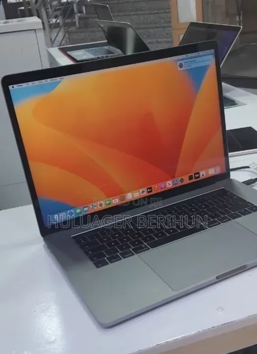 New Laptop Apple MacBook Pro 2017 16GB Intel Core i7 SSD 512GB