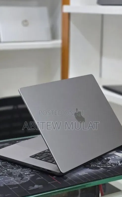 New Laptop Apple MacBook Pro 2022 M2 16GB Apple M2 SSD 512GB