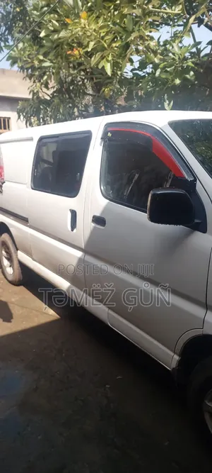 Toyota Grand HiAce 2000 White