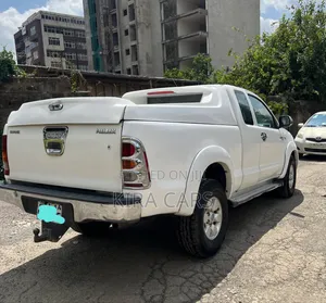 Toyota Hilux 2010 White