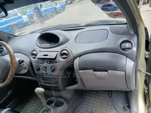 Toyota Platz 2001
