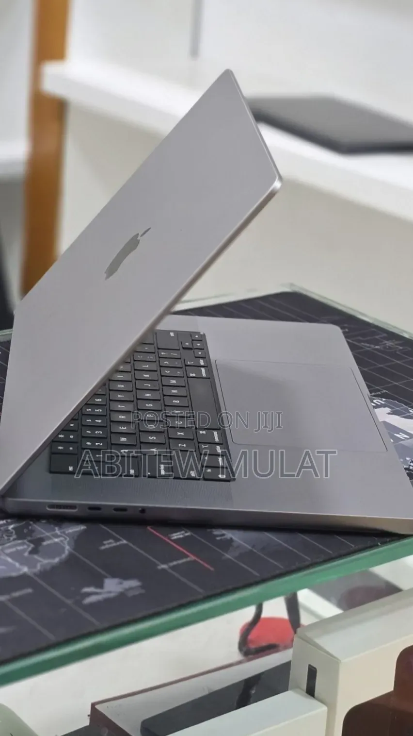 New Laptop Apple MacBook Pro 2022 M2 16GB Apple M2 SSD 512GB