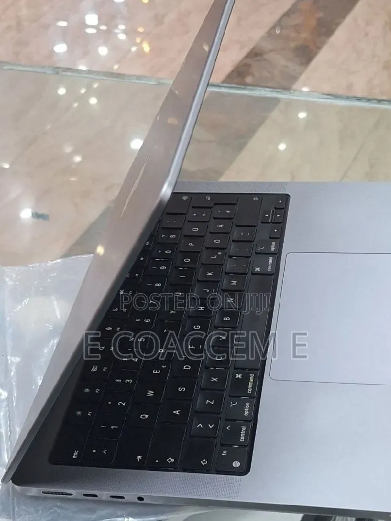 New Laptop Apple MacBook 32GB SSD 1T