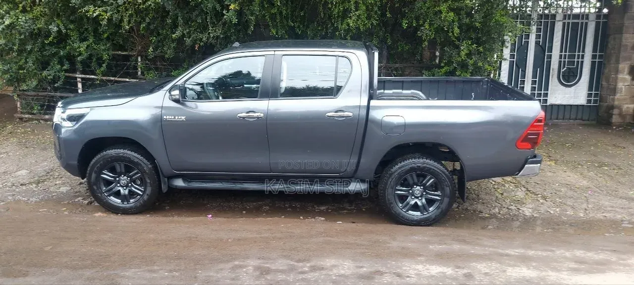 Toyota Hilux 2023 Gray