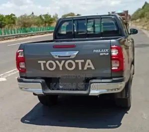 Toyota Hilux 2023 Gray