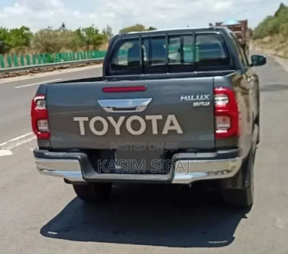 Toyota Hilux 2023 Gray