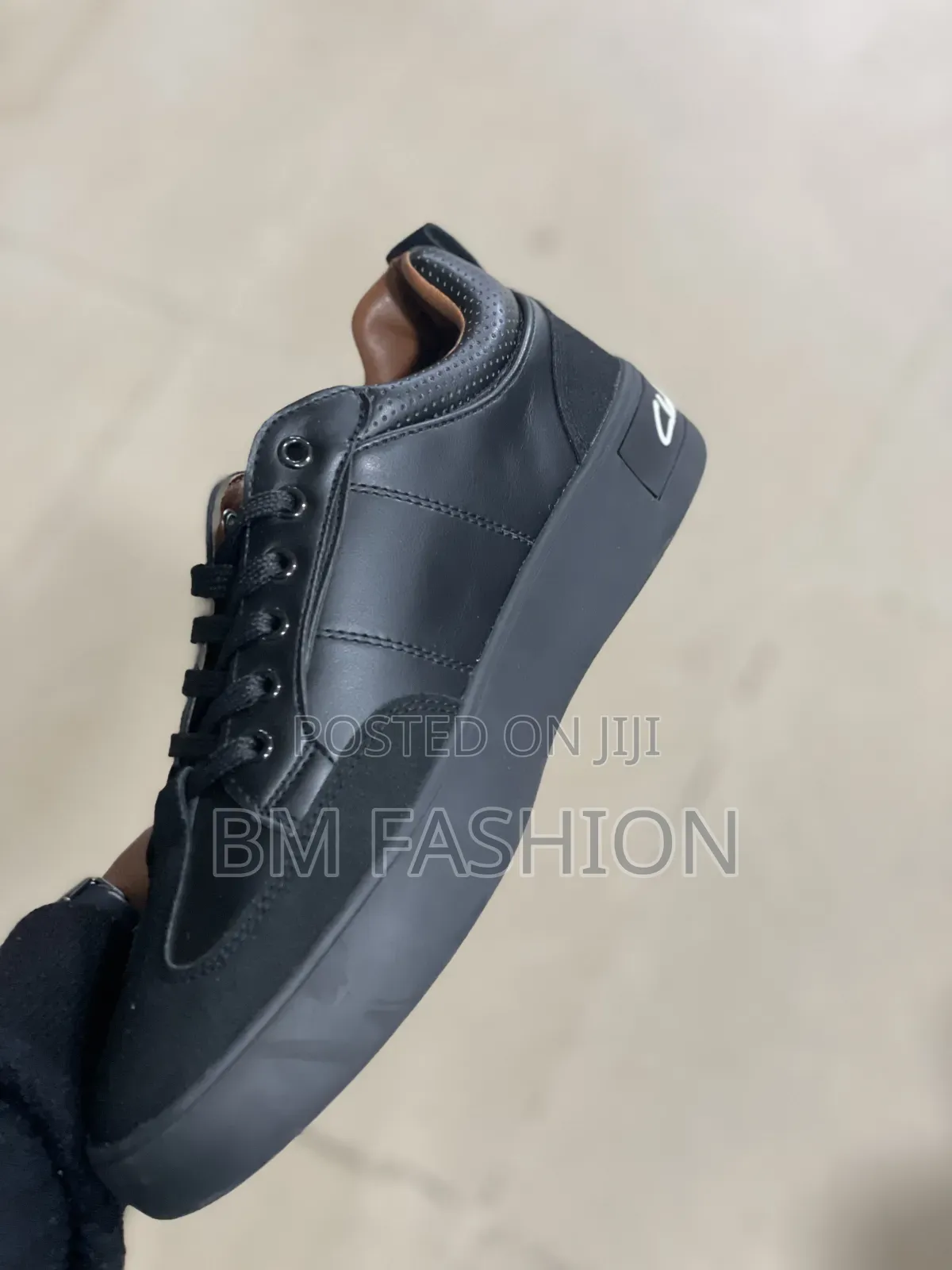 Clarks Smooth Leather Flats in Full Black