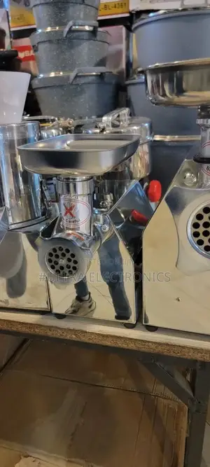 Meat Grinder – ስጋን በፍጥነትና በቀላሉ ለመፍጨት የተሰራ ጠንካራ የኩሽና መሳሪያ።