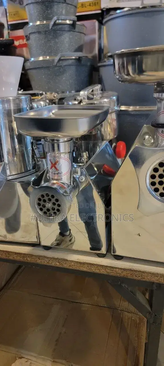 Meat Grinder – ስጋን በፍጥነትና በቀላሉ ለመፍጨት የተሰራ ጠንካራ የኩሽና መሳሪያ።