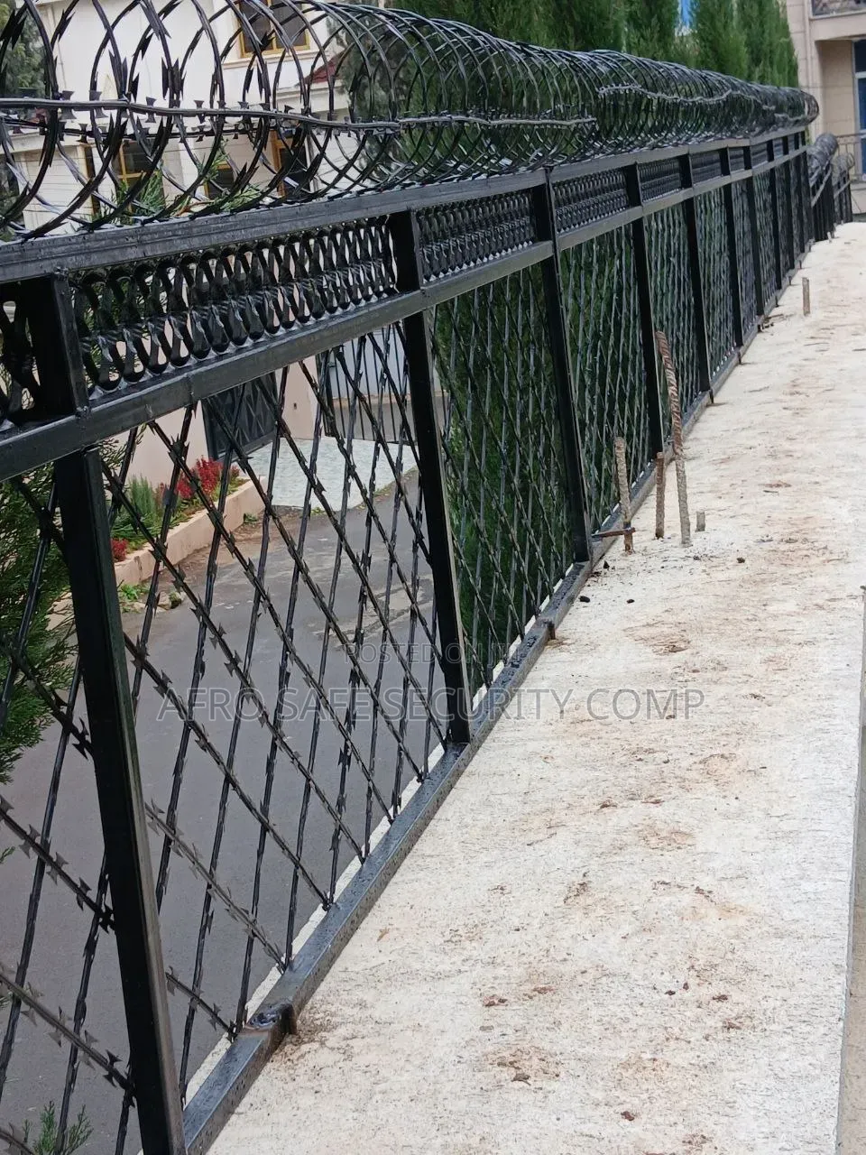 X X ( Diamond ) Razor Wire Fence