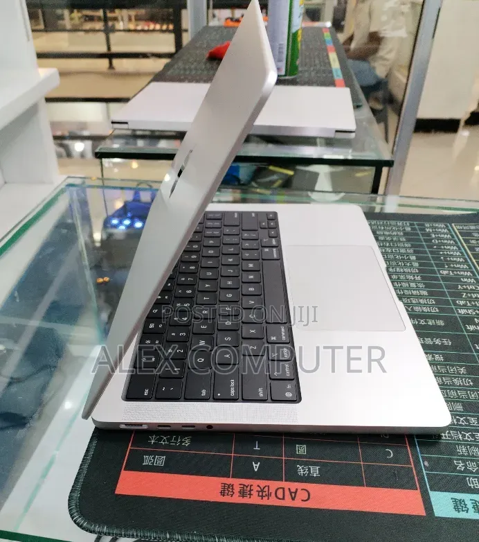 New Laptop Apple MacBook Pro 2025 M5 16GB Apple M5 SSD 512GB