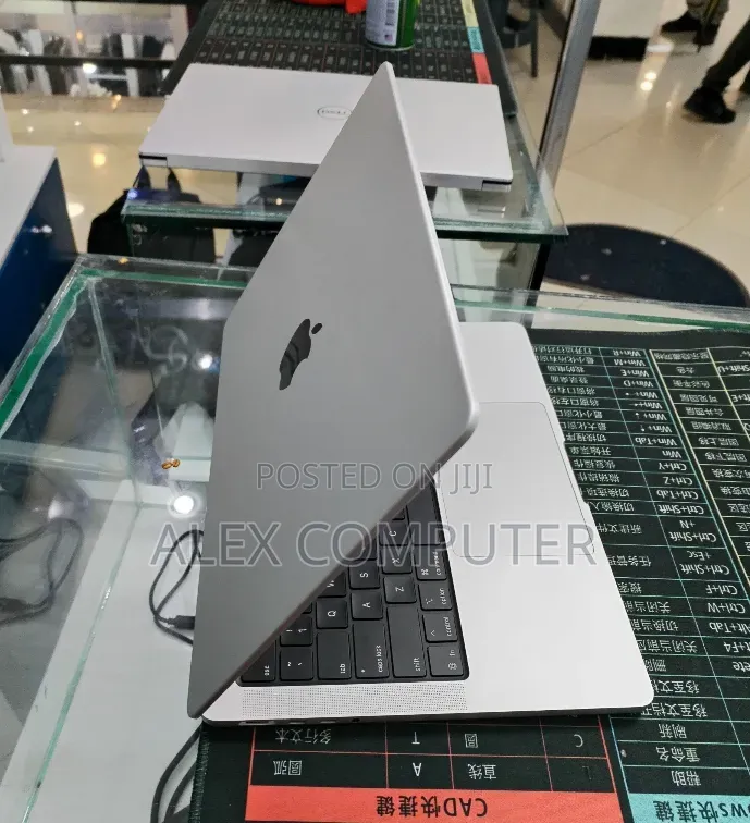 New Laptop Apple MacBook Pro 2025 M5 16GB Apple M5 SSD 512GB
