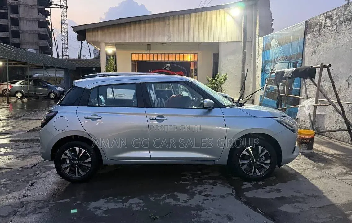 Suzuki Swift 2025 Silver