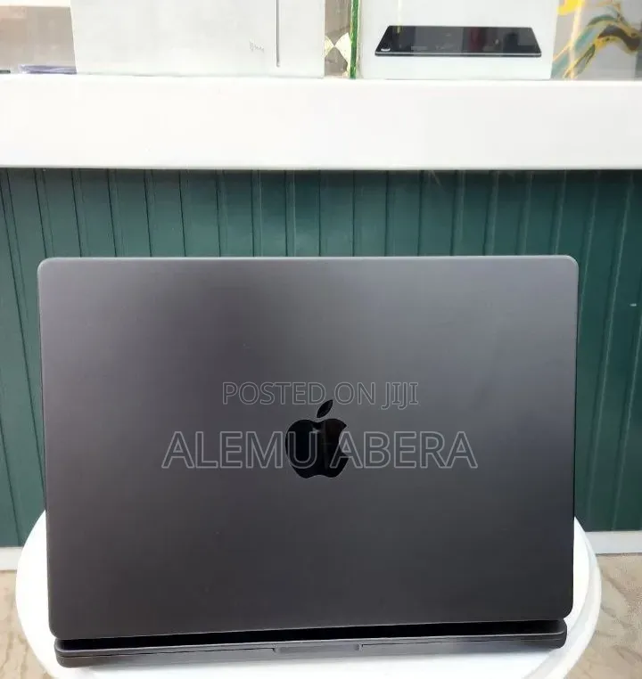 New Laptop Apple MacBook Pro 2023 M3 Pro 18GB Apple M3 Pro SSD 512GB