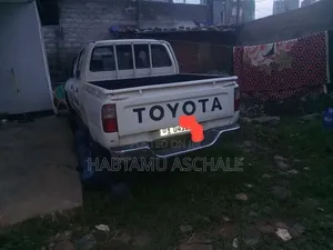 Toyota Hilux 2001 White