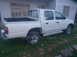 Toyota Hilux 2001 White