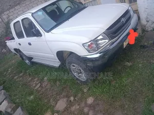 Toyota Hilux 2001 White