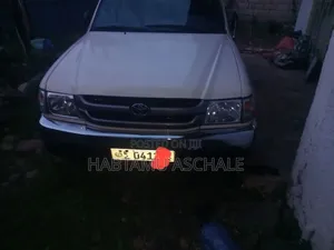 Toyota Hilux 2001 White