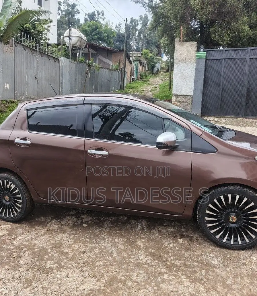 Toyota Yaris 2012 Burgundy