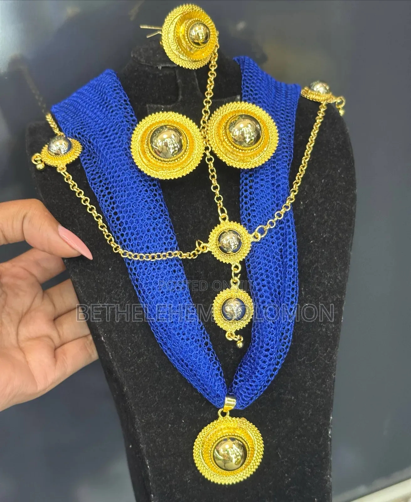 አንገት የ ጆሮጌጥ ቀለበት አለውContact