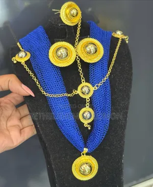 አንገት የ ጆሮጌጥ ቀለበት አለውContact