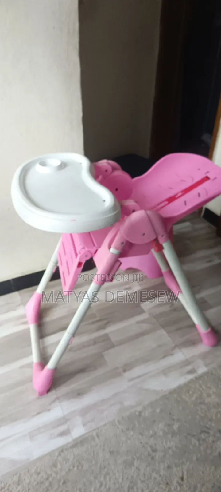 High Chair / የልጆች መመገቢያ