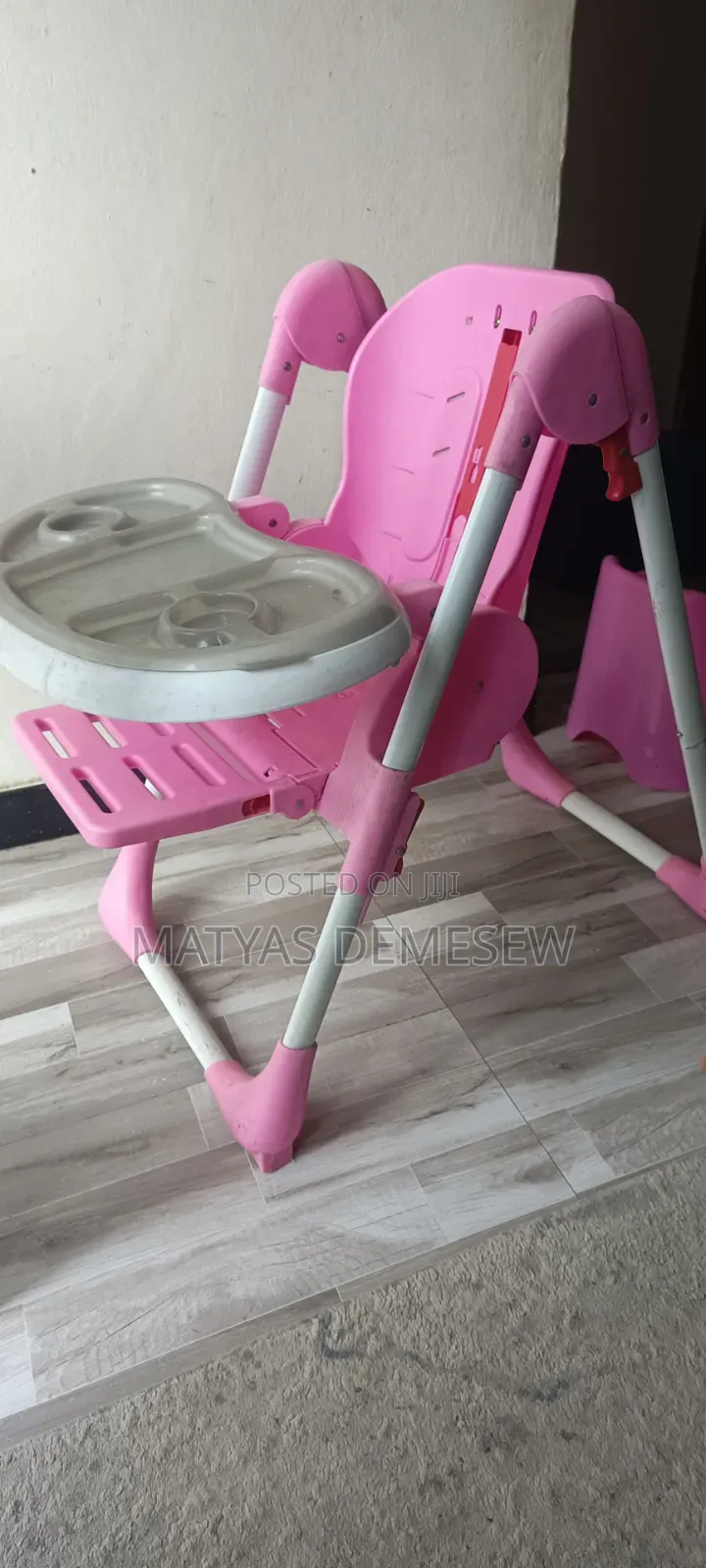 High Chair / የልጆች መመገቢያ