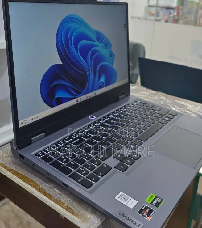 New Laptop Lenovo LOQ 15ARP9 16GB AMD Ryzen 5 SSD 512GB