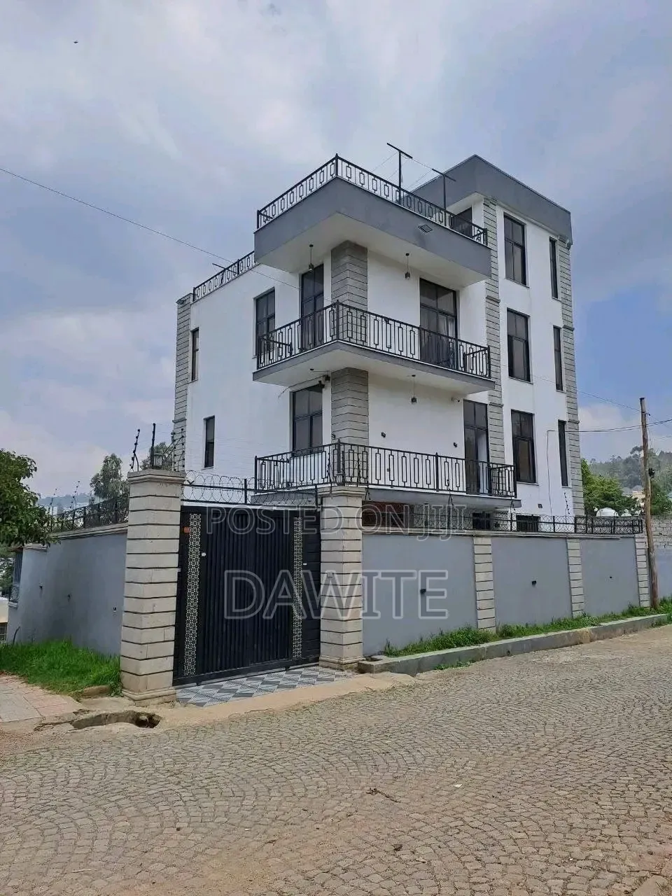 Furnished 8bdrm House in Bole for sale