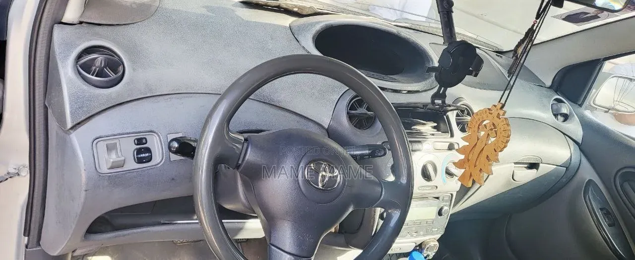Toyota Vitz 2004 Silver