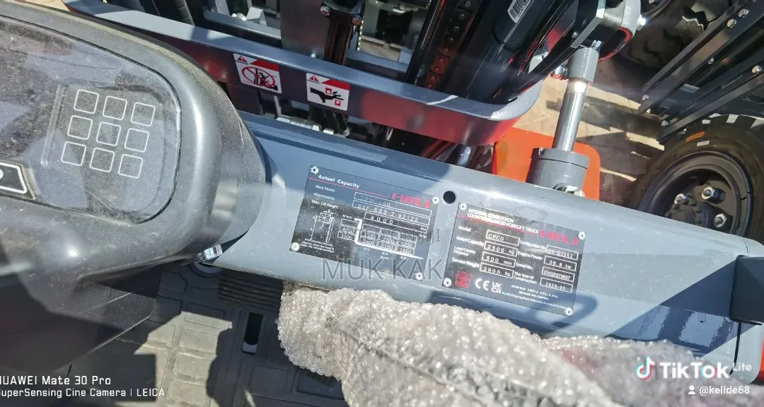 Forklift 00
