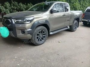 Toyota Hilux 2021 Maroon