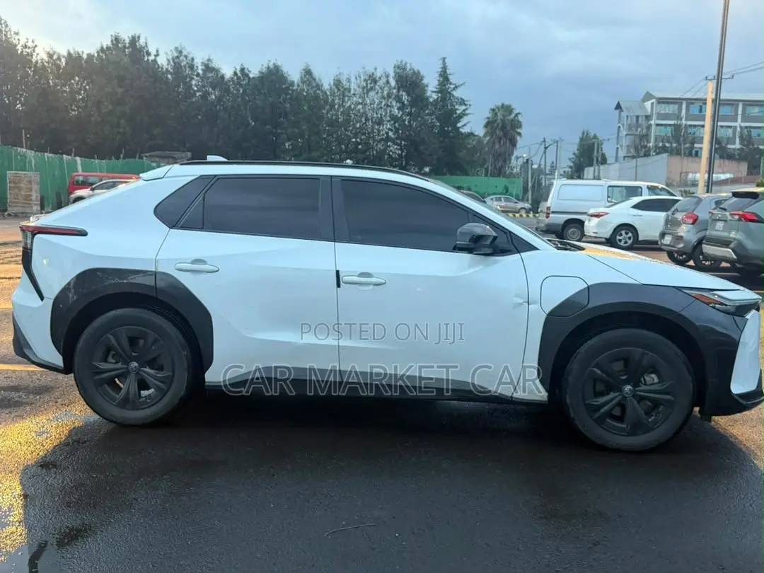 Toyota bZ4X 71.4 kWh AWD 2023 White