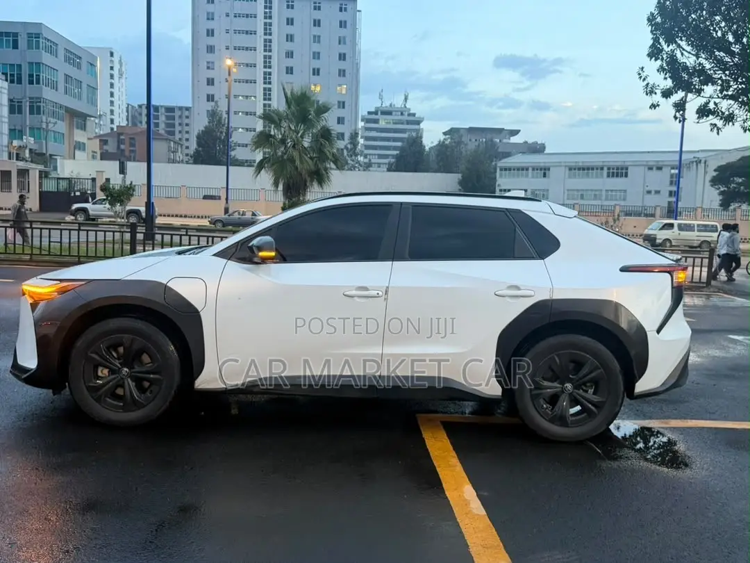 Toyota bZ4X 71.4 kWh AWD 2023 White