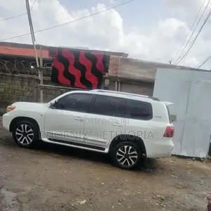 Toyota Land Cruiser 2011 White