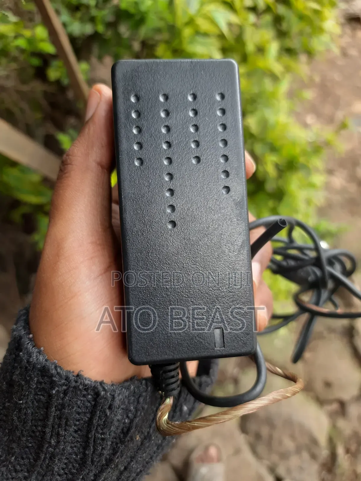 Switching Power Supply Adapter That Outputs 13.5V at 2.5A