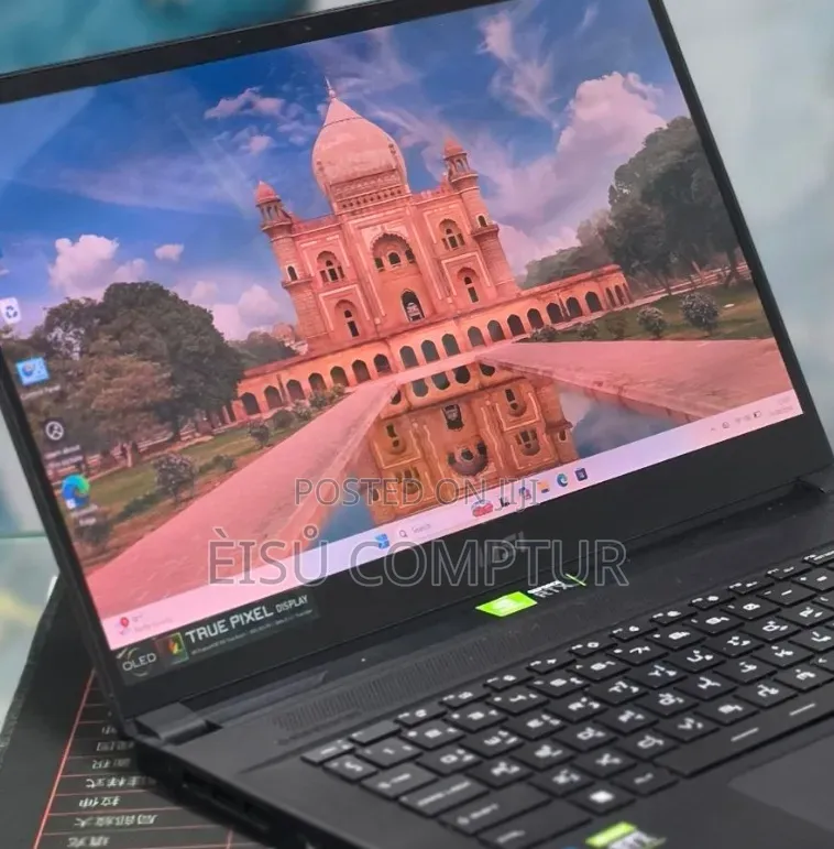 New Laptop MSI Creator 17 B11UE-224 32GB Intel Core i7 SSD 1T