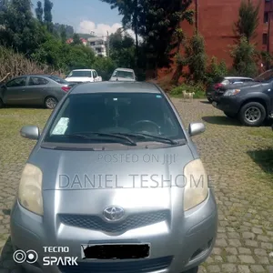Toyota Yaris Base Hatchback 5dr 2010 Silver