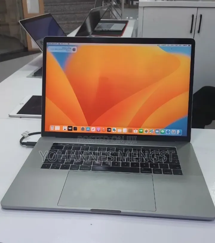 New Laptop Apple MacBook Pro 2017 16GB Intel Core i7 SSD 512GB