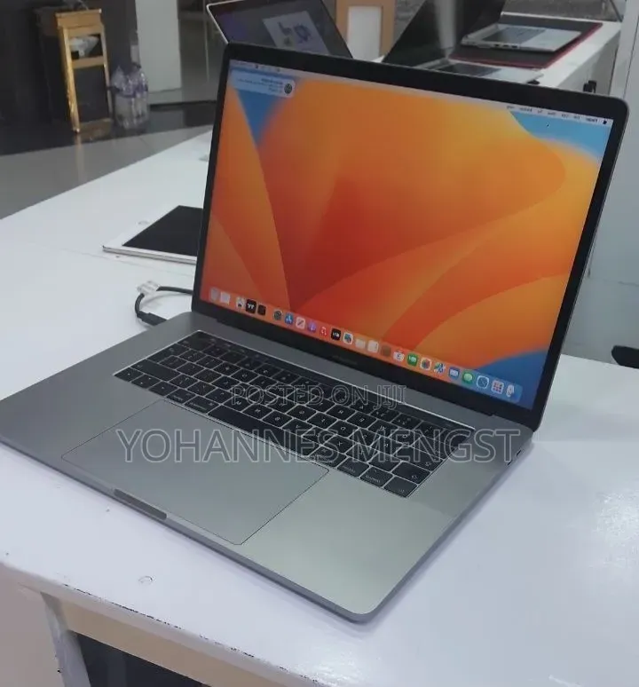New Laptop Apple MacBook Pro 2017 16GB Intel Core i7 SSD 512GB