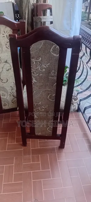 የምግብ ጠረጴዛ ከ 6 ወንበር ጋር