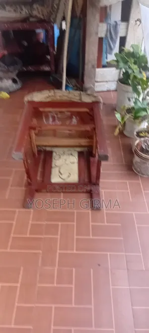 የምግብ ጠረጴዛ ከ 6 ወንበር ጋር