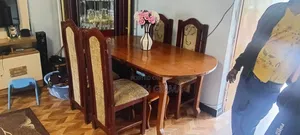 የምግብ ጠረጴዛ ከ 6 ወንበር ጋር