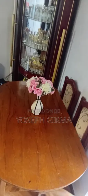 የምግብ ጠረጴዛ ከ 6 ወንበር ጋር