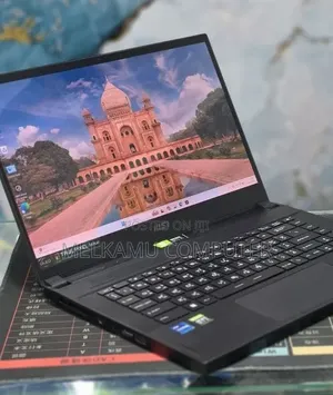 New Laptop MSI Creator 17 B11UE-224 32GB Intel Core i7 SSD 1T