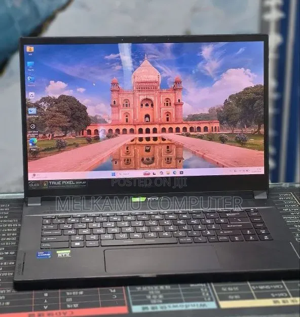 New Laptop MSI Creator 17 B11UE-224 32GB Intel Core i7 SSD 1T