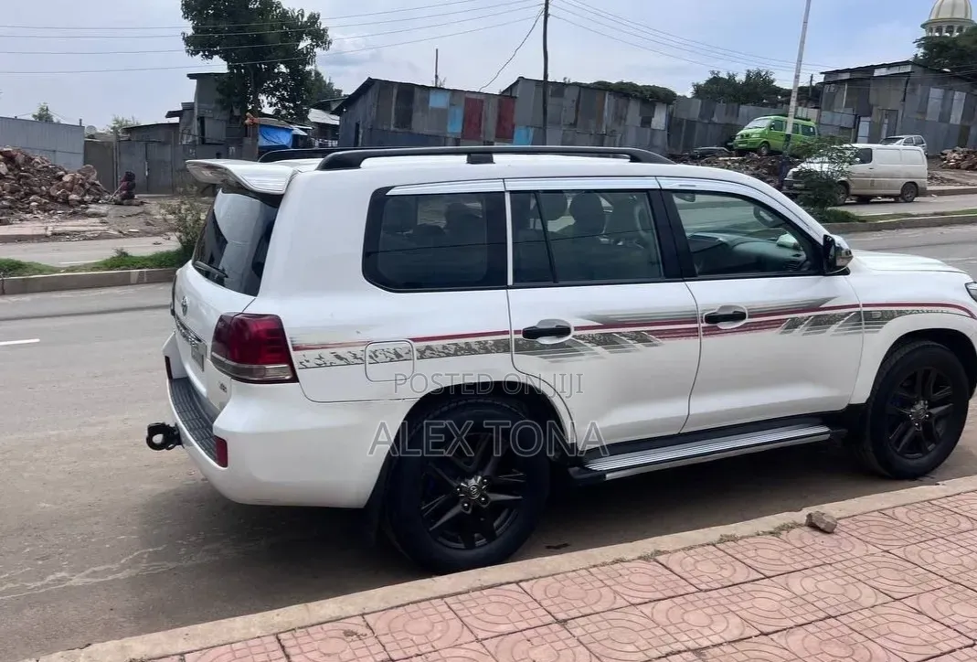 Toyota Land Cruiser 2012 White