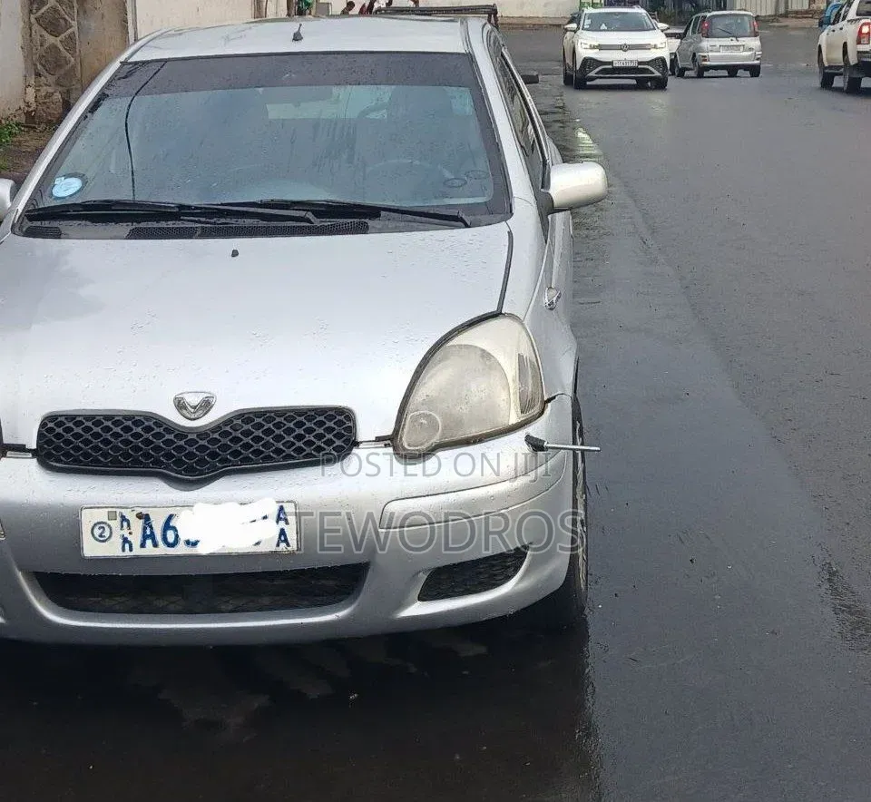 Toyota Vitz 2002 Silver