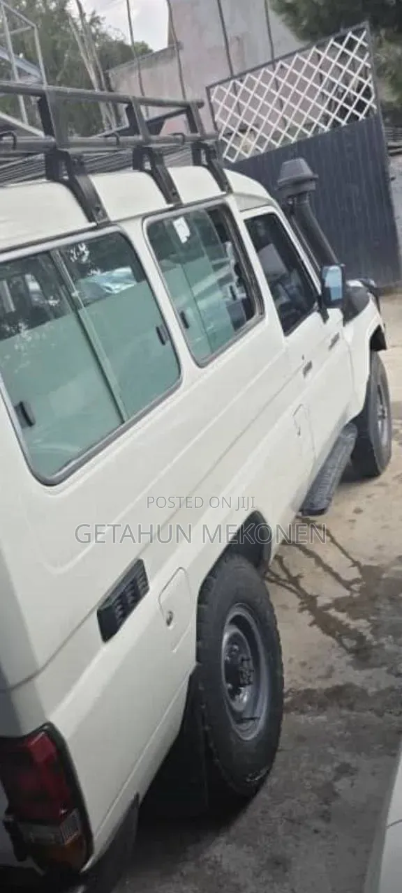 Toyota Land Cruiser 2011 White